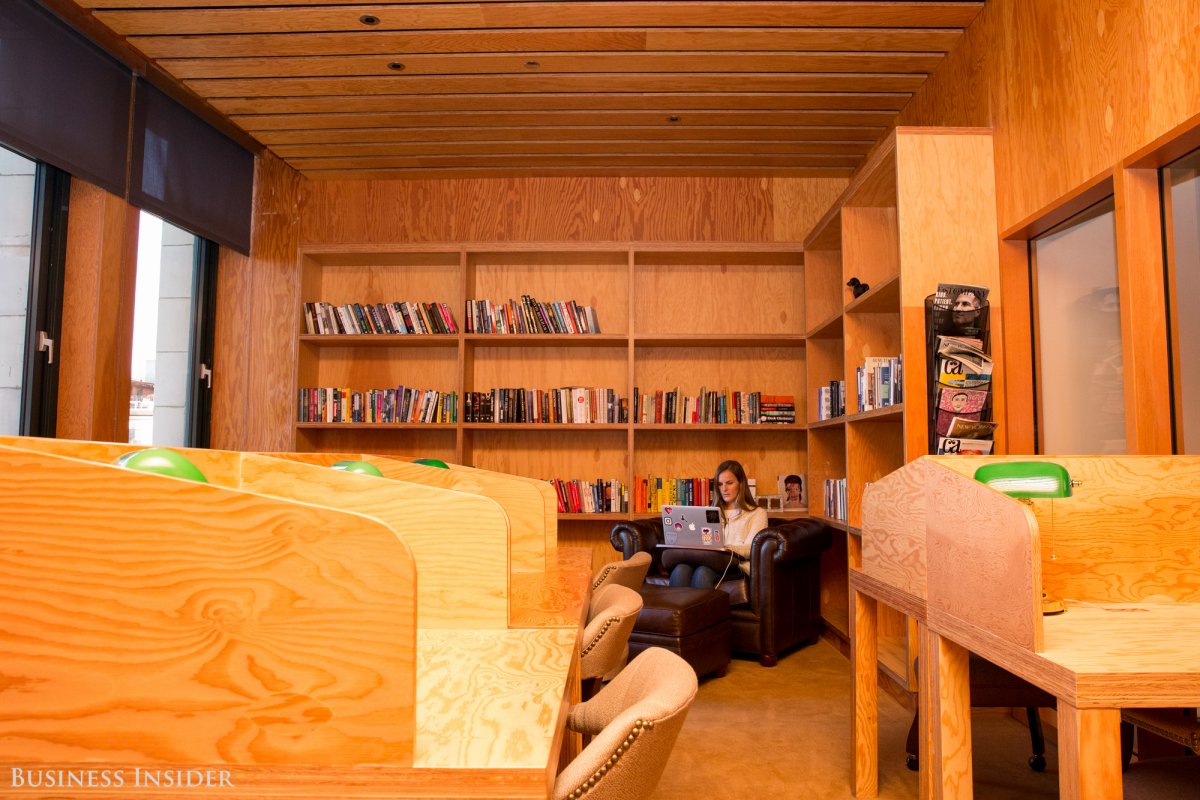 Nếu bạn đang tìm kiếm một nơi yên tĩnh đặc biệt, thư viện sẽ là đích đến chính xác.
