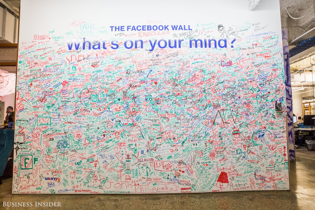 Điều đầu tiên sẽ khiến bạn choáng ngợp khi ghé thăm văn phòng Greenwich Village của Facebook đó chính là bức tường Facebook. Giám đốc kỹ thuật Jeff Reynar cho biết, thị trưởng thành phố New York và thượng nghị sĩ New Jersey Cory Booker đã từng ký tên mình lên bức tường này. 