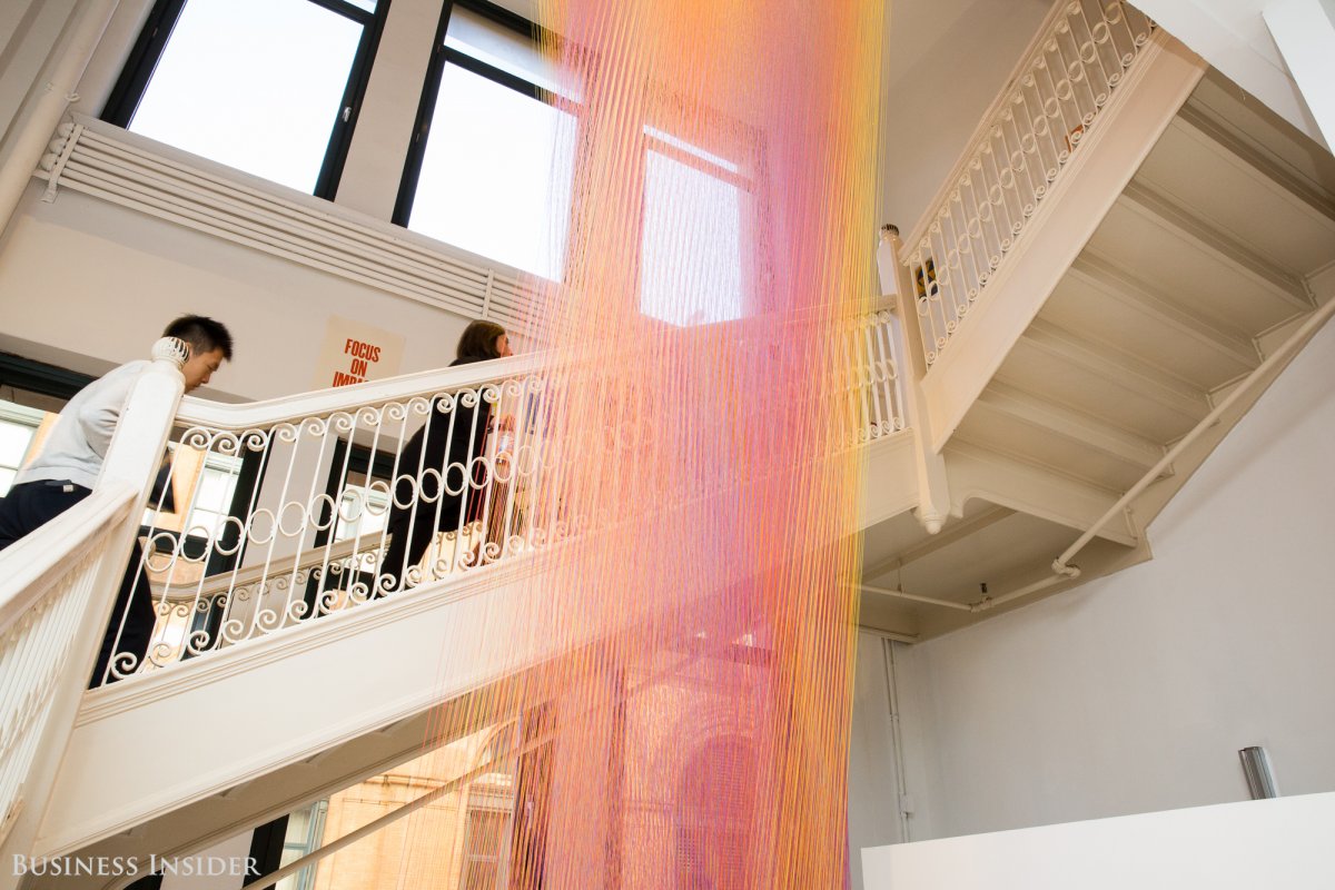 Một trong những tác phẩm nghệ thuật đáng chú ý nhất treo trên cầu thang giữa tầng thứ 7 và 8. Phần này kết hợp hàng ngàn sợi dây nối trần với sàn nhà. Khi bạn đi lên cầu thang sẽ có cảm giác những dây nối này cũng di chuyển cùng mình.