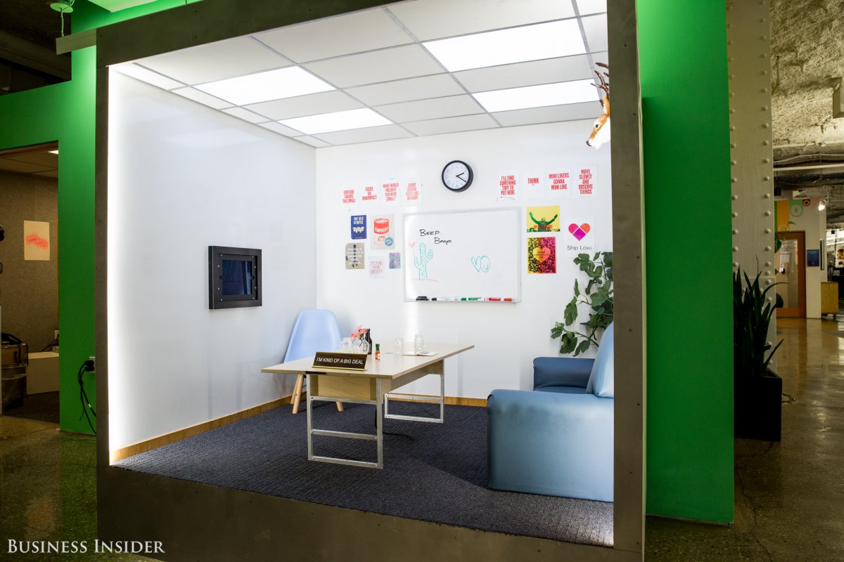 Tại trụ sở của Facebook có một căn phòng tí hon nổi tiếng. Không gian này bao gồm một cái đầu hươu nhỏ treo trân tường, một chiếc sofa nhỏ và một vài bức tranh nhỏ. Vì sao căn phòng tí hon này được gọi là 
