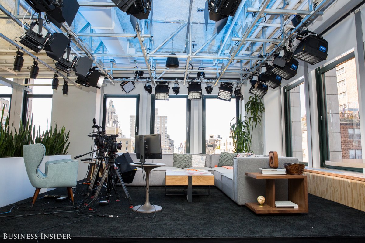 Điểm dừng tiếp theo là phòng media, được sử dụng để quay các cuộc phỏng vấn Facebook Live. Khu vực này có sân khấu đầy đủ ánh sáng và tầm nhìn ra thành phố New York hiện đại. Reynar nói những người nổi tiếng khá thường xuyên ghé thăm căn phòng này của Facebook.