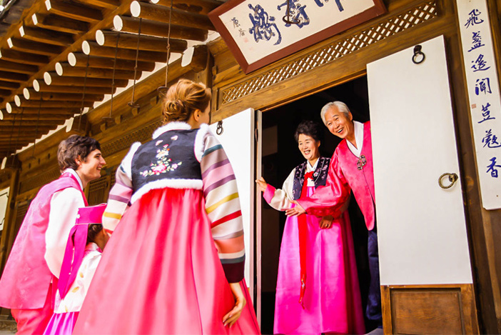 Cũng như nhiều quốc gia chịu ảnh hưởng của văn hóa Trung Quốc, người Hàn Quốc cũng mừng Trung Thu theo cách của riêng họ qua lễ Chuseok, một dịp quan trọng trong năm để gia đình quây quần lại để tưởng nhớ tổ tiên.