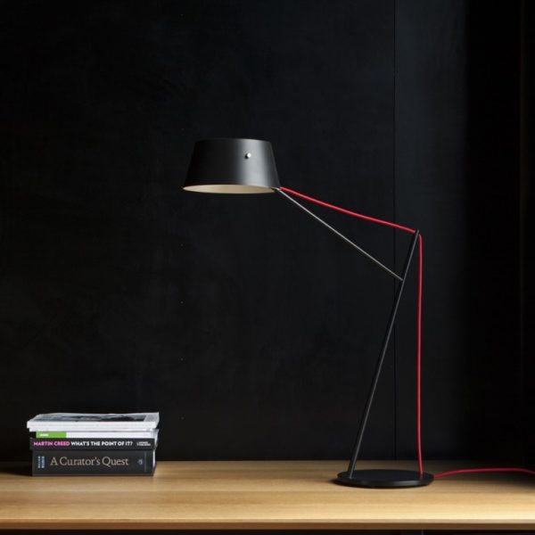 Spar Junior Table Lamp: Được sản xuất tại New Zealand từ một thiết kế năm 2012, cây đèn này thực sự gây ấn tượng với chiều cao và thiết kế thanh mảnh.  Sử dụng nhôm và thép chống xước, hai khung màu đen, đỏ vừa kết hợp, vừa tương phản lẫn nhau.