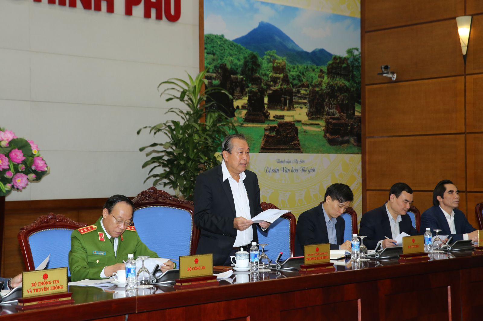 Phó Thủ tướng Thường trực Chính phủ Trương Hòa Bình phát biểu tại phiên họp. Ảnh: VGP/Lê Sơn