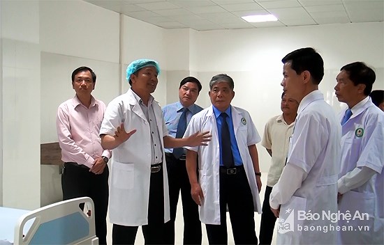 Ông Lê Thanh Thản trong một chuyến làm việc tại bệnh viện Phủ Diễn