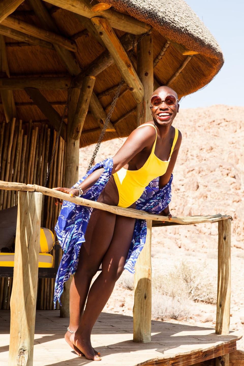 Dù ở giữa sa mạc ở Namibia, Nabongo vẫn có một bức ảnh trong bộ đồ bơi màu vàng nổi bật để đưa lên Instagram - thứ mà theo nữ doanh nhân, đã giúp cô xây dựng thương hiệu cá nhân trên mạng xã hội này. 