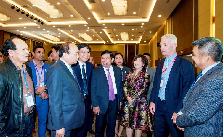 Thủ tướng Nguyễn Xuân Phúc trao đổi với các đại biểu và nhà đầu tư tại nghệ An 2017