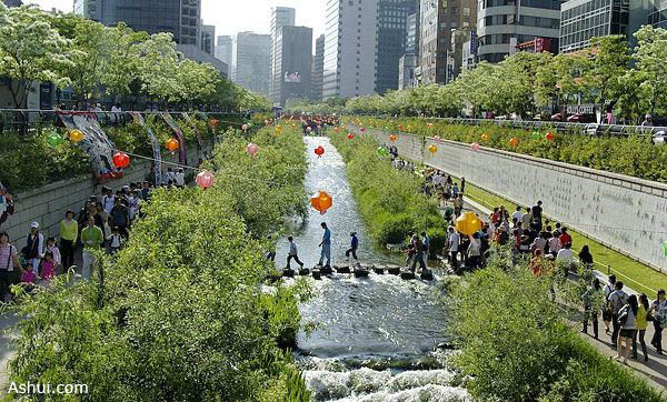 Sông Cheonggye-cheon đã trở thành một nơi dạo bộ quen thuộc của người dân Seoul 