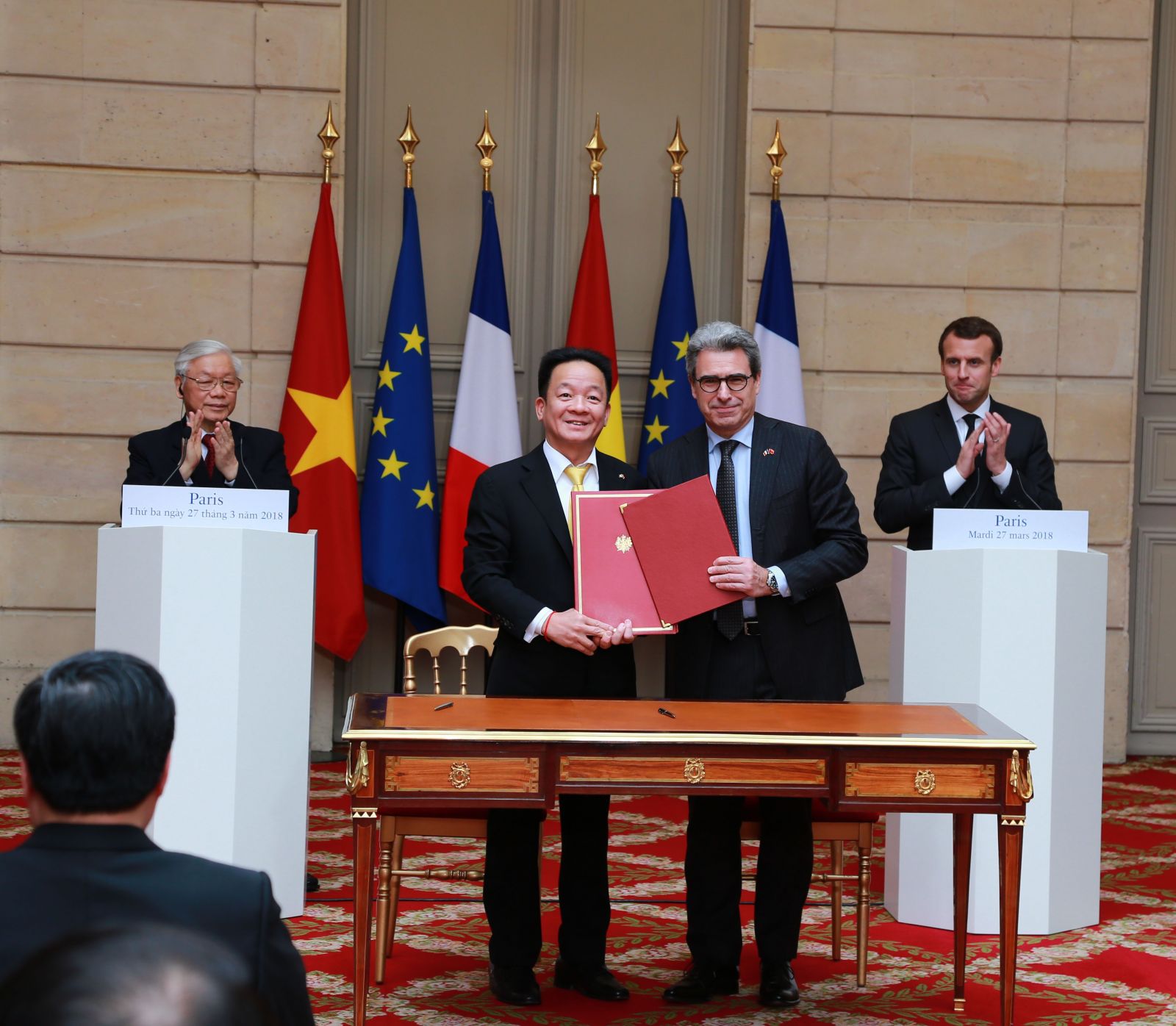Hình ảnh lễ ký kết giữa ông Đỗ Quang Hiển - Chủ tịch Tập đoàn T&T và đại diện 