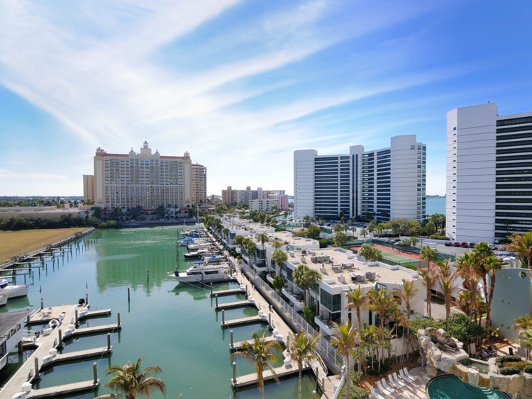 Sarasota, Florida 
Giá niêm yết trung bình: 3,5 triệu USD 
Giá bán cao nhất: 9 triệu USD  
Giá trung bình mỗi foot vuông: 697USD