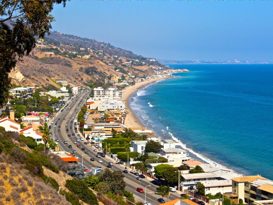 Los Angeles, California (beach cities)
Giá niêm yết trung bình:10,76 triệu USD 
Giá bán cao nhất: 24,15 triệu USD 
Giá trung bình mỗi foot vuông:2.044USD