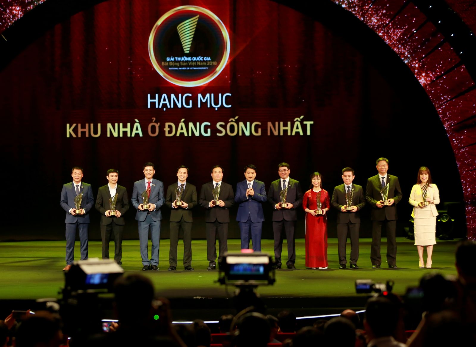 Phó Tổng giám đốc Tập đoàn Tân Hoàng Minh, ông Mạnh Hoàng Thao nhận giải Khu nhà ở đáng sống nhất (ngoài cùng bên trái)