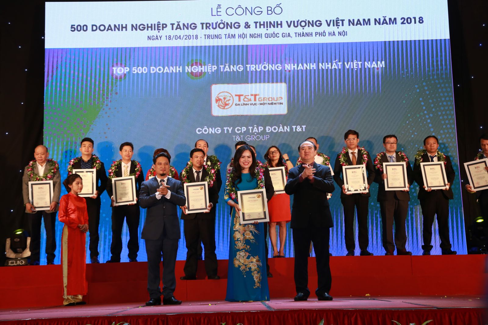 Phó TGĐ Nguyễn Thị Thanh Bình - đại diện Tập đoàn T&T - nhận giải FAST 500