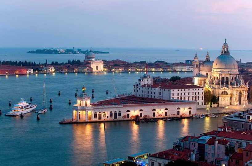 Bảo tàng Punta della Dogana, Venice, Ý - một trong những thành tựu của vị tỷ phú 
