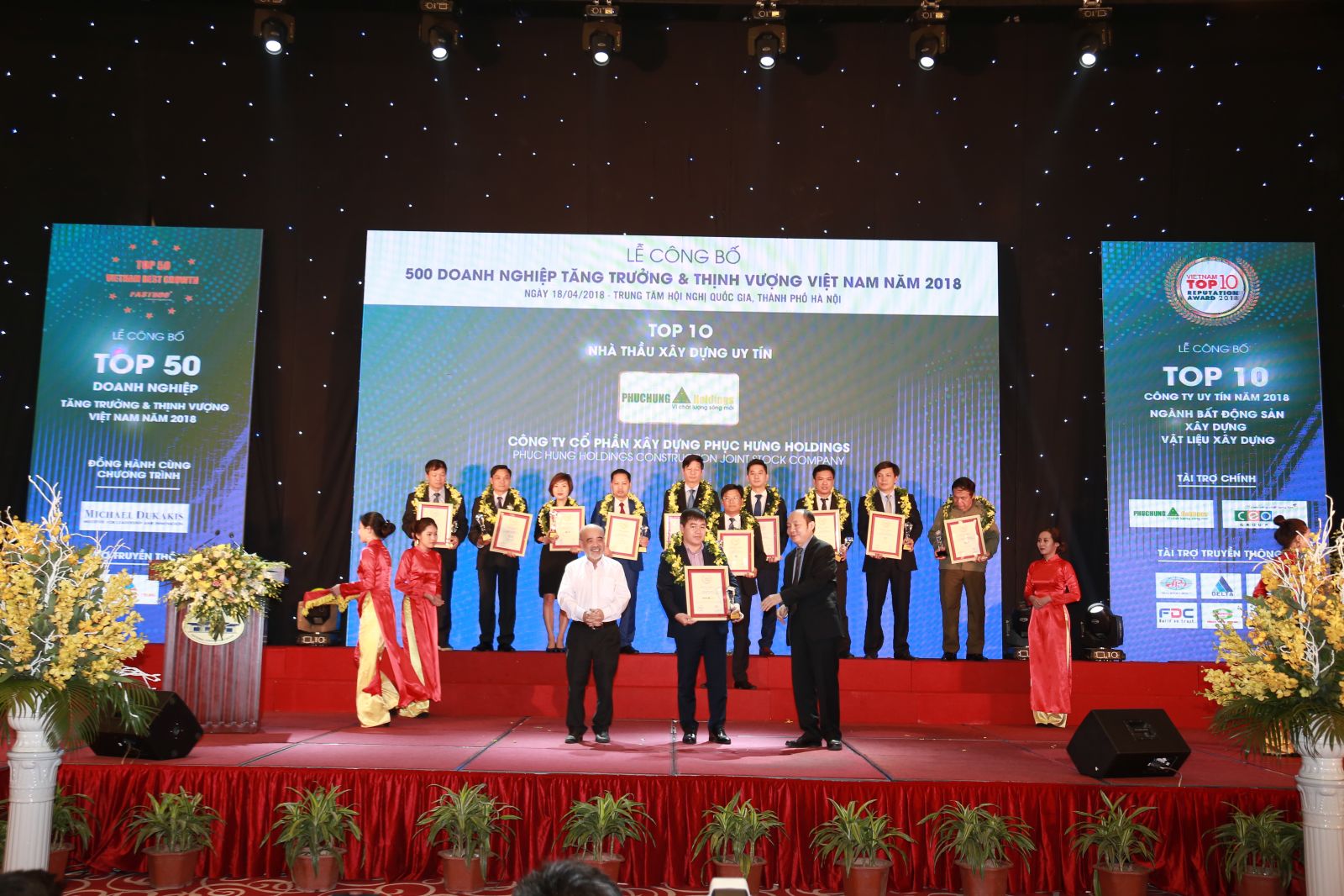 1. Ông Trần Huy Tưởng-Tổng giám đốc Phục Hưng Holdings nhận Top 10 Nhà thầu Xây dựng uy tín