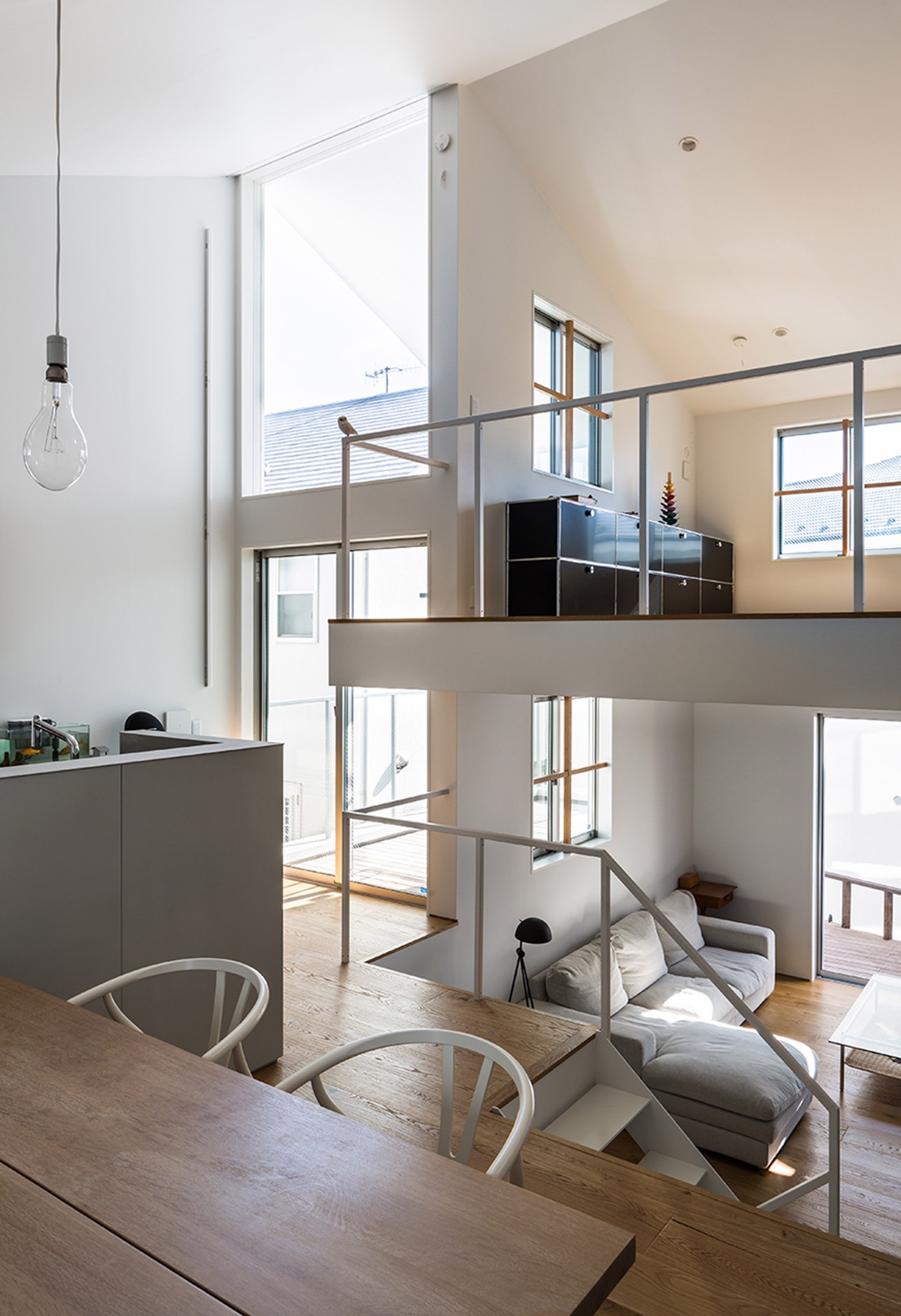 Nội thất được lựa chọn tinh tế để tạo cảm giác bên trong ngôi nhà nhẹ nhàng và thoáng mát nhất có thể. Bao gồmp/cầu thang khung thép màu trắng cơ bản, khung cửa sổ đơn giản, một nhà bếp giản dị và sàn gỗ.