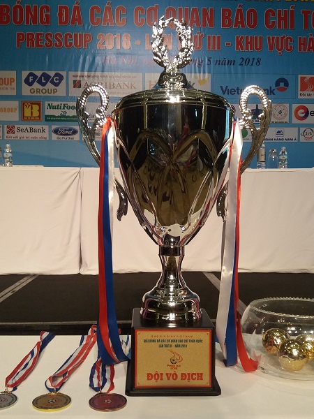Cúp cho đội vô địch Press Cup 2018
