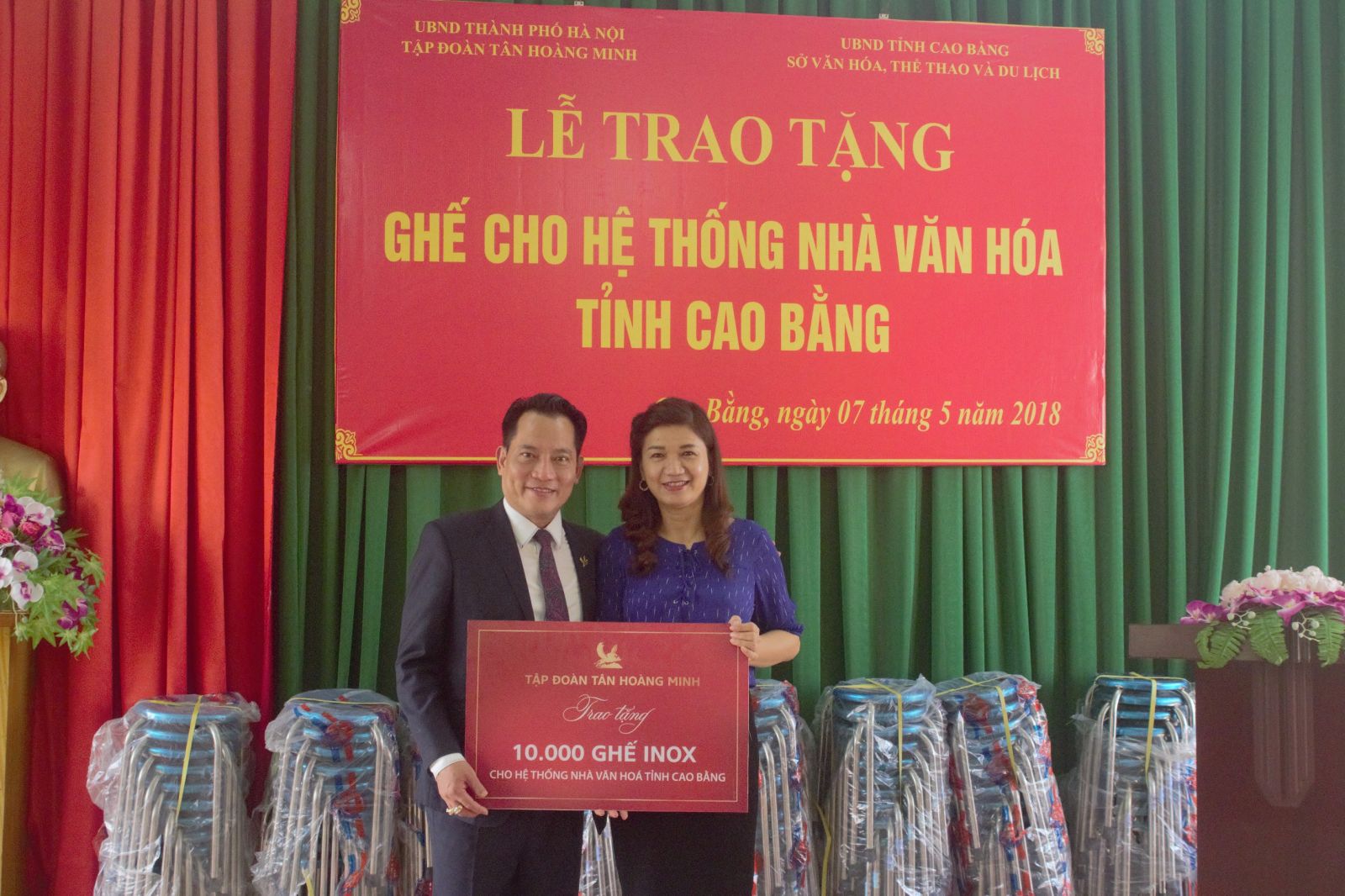 Ông Trần Hồng Sơn – Phó Tổng Giám đốc Tân Hoàng Minh trao tặng 10.000 ghế Inox cho Sở VHTTDL tỉnh Cao Bằng