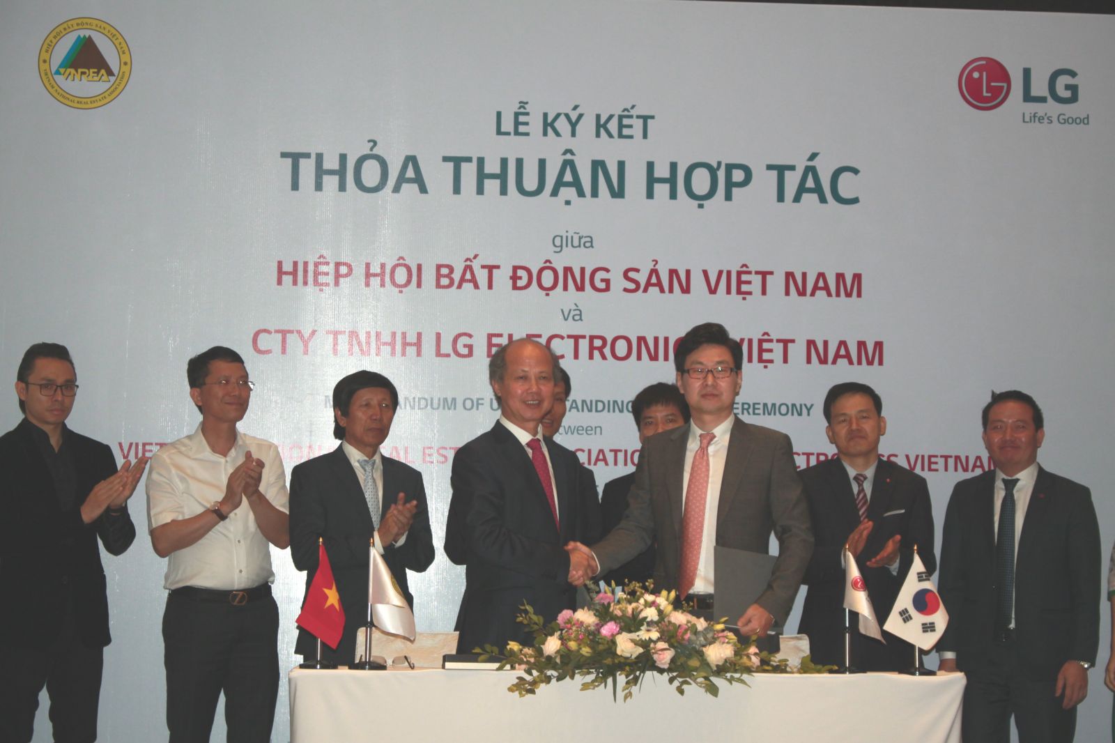 Đại diện VNREA và LG Electronics Việt Nam ký kết thỏa thuận hợp tác