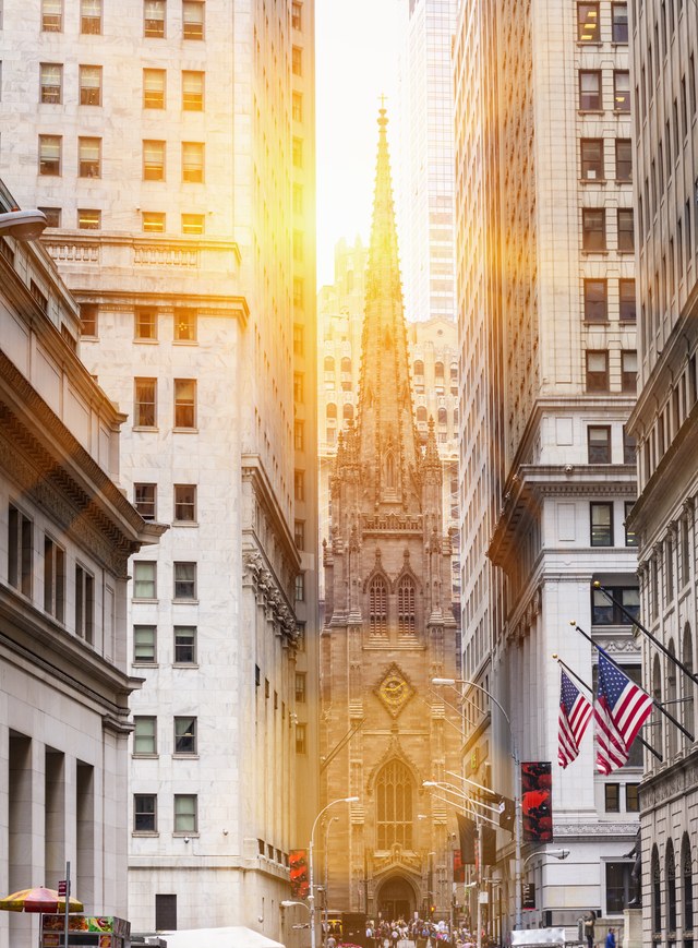 Nhà thờ Trinity ở trung tâm Manhattan tọa lạc ngay ngã tư của 2 đường phố nổi tiếng nhất, Broadway và phố Wall. Công trình với cấu trúc Gothic Revival được hoàn thành vào năm 1846 và cao 281 feet, là tòa nhà cao nhất của New York vào thời điểm đó. Trong vụ tấn công vào ngày 11 tháng 9 năm 2001, nhà thờ vẫn đứng vững, ngay cả khi các tòa nhà hiện đại xung quanh nó sụp đổ.