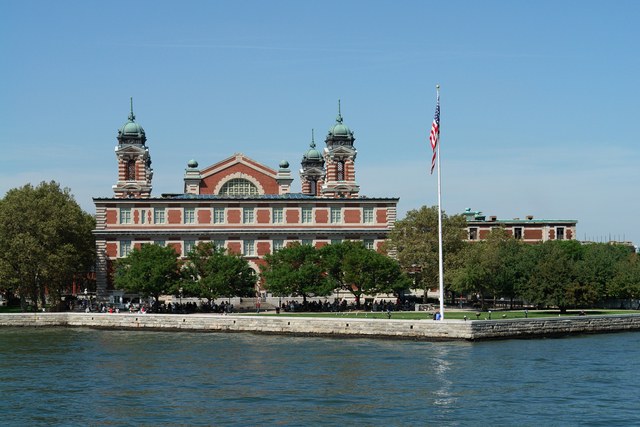 Được xây dựng vào năm 1990 bởi các KTS Edwardp/Lippincott Tilton và William A. Boring, Ellis Island từng là cửa ngõ cho hơn 12 triệu người nhập cư hy vọng tìm được một ngôi nhà mới tại Hoa Kỳ. Ngày nay, nó là một phần của Tượng đài Quốc gia - Tượng Nữ thần Tự do.