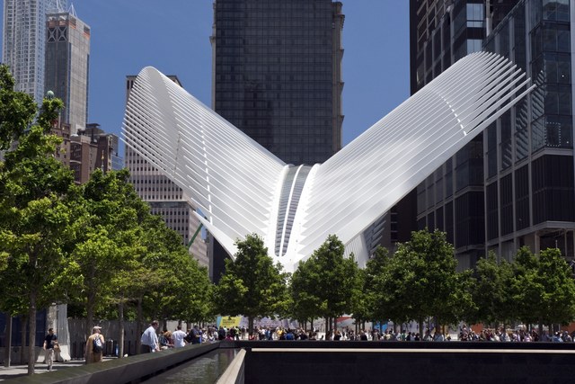 Trung tâm Giao thông vận tải - Thương mại Thế giới được thiết kế bởi Santiago Calatrava khai trương vào mùa xuân năm 2016. Từ thiết kế ban đầu đến khi hoàn thiện, công trình này đã chứng minh rằng nó rất khó để thỏa mãn các tính biểu tượng và sự phức tạp.