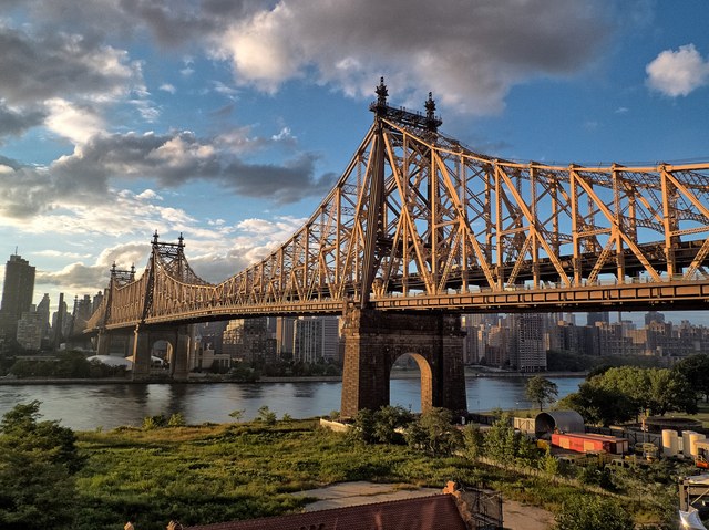 Khánh thành vào năm 1909, cầu Queensboro thường bị lãng quên bởi cái bóng quá lớn của cây cầu Brooklyn huyền thoại nằm cách một vài dặm về phía nam sông Đông. Tuy nhiên, cây cầu dài 3.724foot nối Manhattan với Queens vẫn là một công trình ấn tượng. Được thiết kế bởi kiến trúc sư người Mỹ Henry Hornbostel, cầu Queensboro gần đây đã xuất hiện trong những bộ phim bom tấn như The Dark Knight Rises (2012) và The Great Gatsby (2013)
