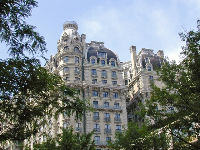 Hoàn thành vào năm 1904, Ansonia Hotel là một tòa nhà theo phong cách Beaux Arts. Đây cũng được coi là khách sạn tự túc đầu tiên, mà thậm chí trên mái của khách sạn còn có cả một trang trại với gà, vịt và dê. Đương nhiên, lũ gia súc không ở lại đó quá lâu. Ansonia cũng là địa chỉ đầu tiên mà Babe Ruth gọi là nhà trong thành phố. Năm 1972, khách sạn được chỉ định là một trong những biểu tượng của New York, bởi giới chức trách cho rằng tòa nhà như một sự háo hức, vui vẻ in dấu trên nền trời New York.