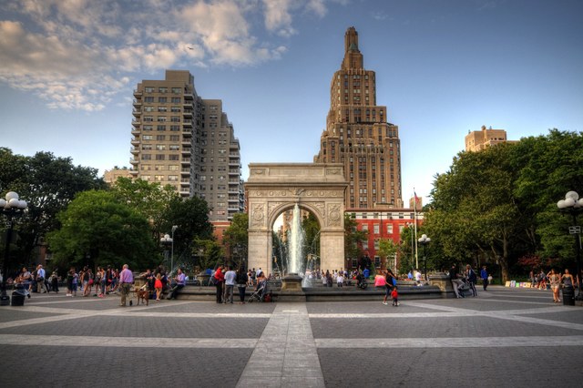 Với diện tích gần 10 mẫu Anh, Washington Square Park nhỏ hơn đáng kể so với các công viên ở New York. Tuy nhiên, không gian xanh nằm giữa khu phố Greenwich Village thời thượng và quảng trường Washington Square Arch xinh đẹp đã trở thành một dấu ấn của thành phố.