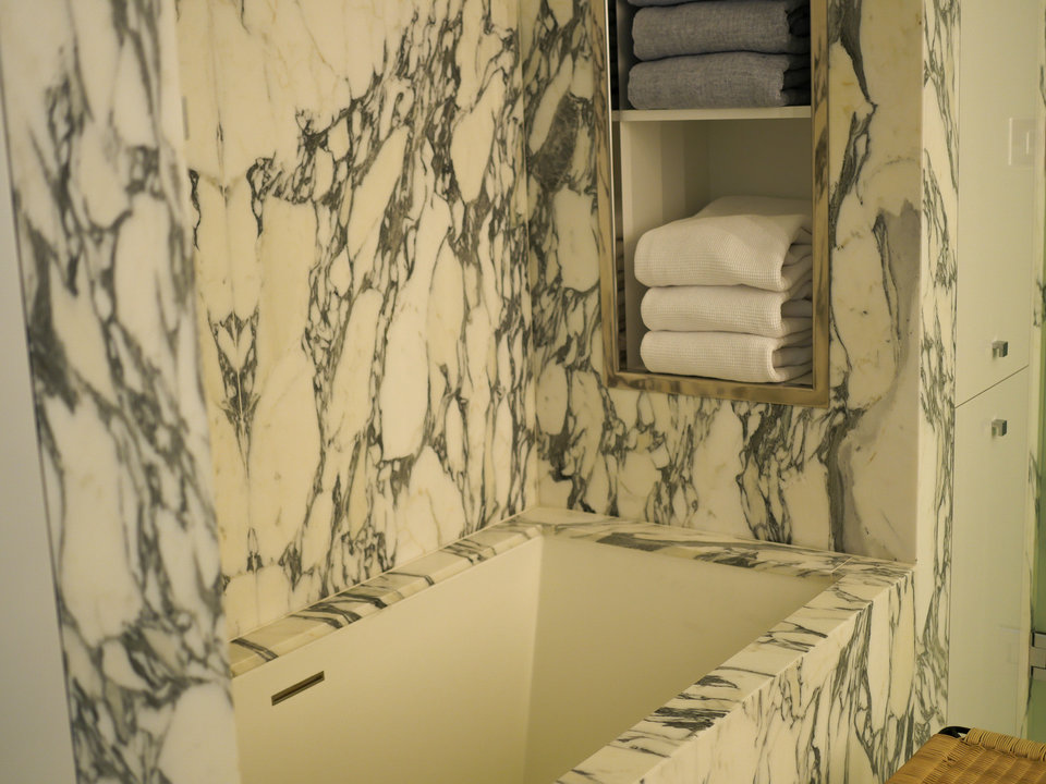 Đá cẩm thạch Calacatta Carrara được đánh bóng, chạm khắc để tô điểm cho tường phòng tắm.