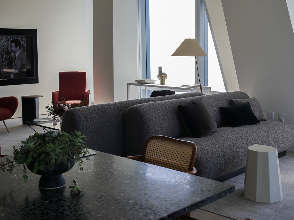 Thiết kế của cả 2 căn hộ đều chung thành với phong cách hiện đại và thông thoáng.