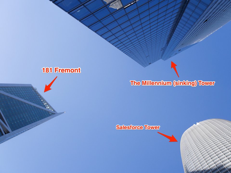 Tòa tháp 181 Fremont cùng với 2 tòa tháp The Millennium Tower và Salesforce Tower đứng cạnh nhau tạo nên một góc ấn tượng trên bầu trời.