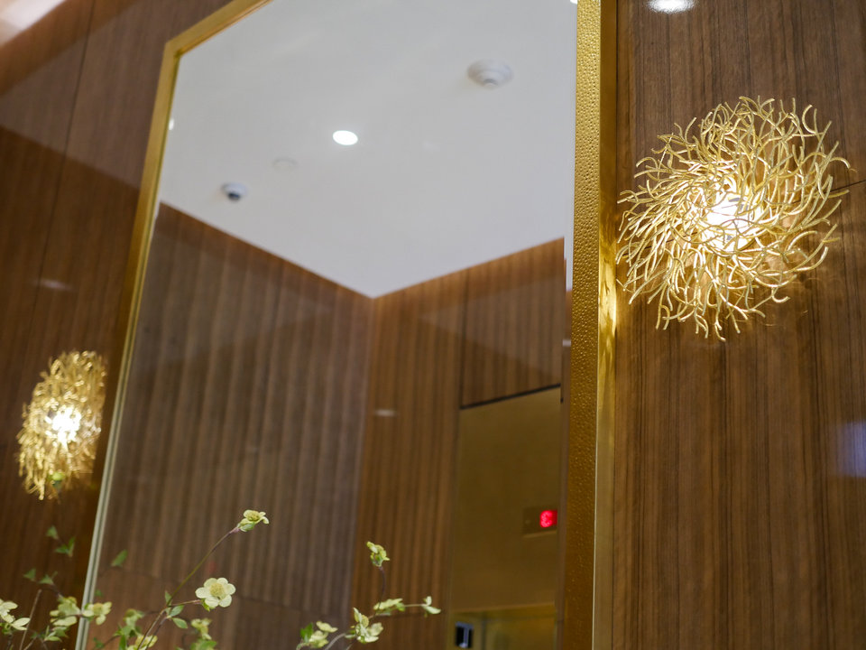 Các tấm gương được gắn vào tường, treo dọc hành lang và cả các khu vực khác trong tòa nhà, thậm chí còn nhiều vàng hơn. Những giá đèn vàng được thiết kế bởi Orlando Diaz-Azcuy phải trải qua nhiều bước chế tác khác nhau từ điêu khắc đến vẽ tay...