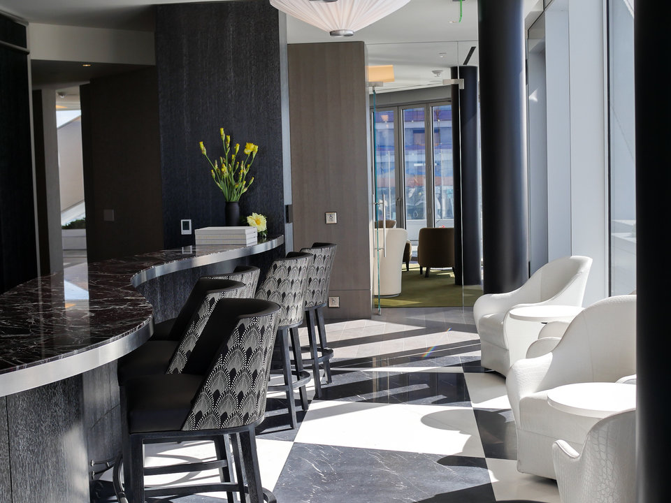 Đi theo thang máy lên cao 500 feet đến tầng 52, sẽ thấy Sky Lounge, với một khu vực chung và quầy bar chỉ dành riêng cho cư dân tòa nhà và khách của họ.