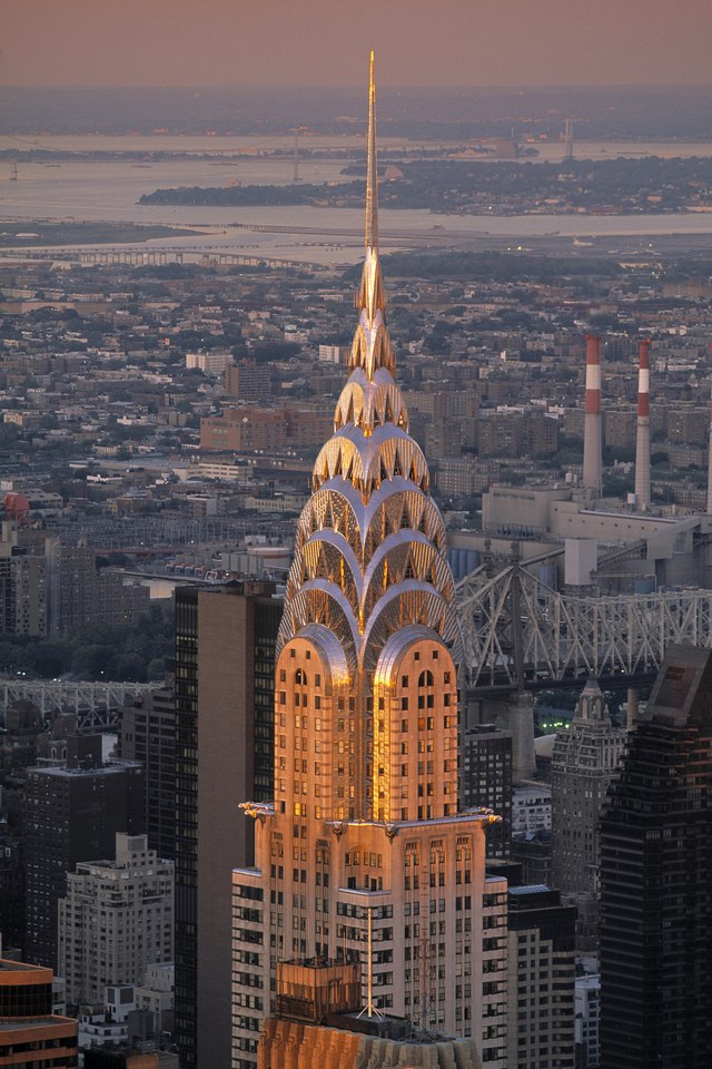 Khi tòa nhà Chrysler - một trong những ví dụ điển hình nhất về kiến trúc Art Deco - được hoàn thành vào năm 1930, chiều cao 1.050 feet đã giúp công trình này lấy được chiếc 