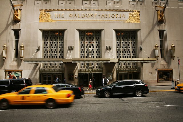 Khi Waldorf Astoria chính thức mở cửa trên Park Avenue vào năm 1931 đã trở thành khách sạn cao nhất và lớn nhất thế giới. Trong những năm qua, khách sạn sang trọng theo phong cách Art Decor này đã trở thành lựa chọn của rất nhiều người nổi tiếng. Năm 1955, khi đang ở đỉnh cao sự nghiệp của mình, Marilyn Monroe đã cư trú trong căn phòng có mức chi trả 1.000USD/tuần. Hơn thế nữa, các vị tổng thống Hoa Kỳ kể từ thời Herbert Hoover đều lưu trú tại khách sạn này mỗi lần đến thăm New York.