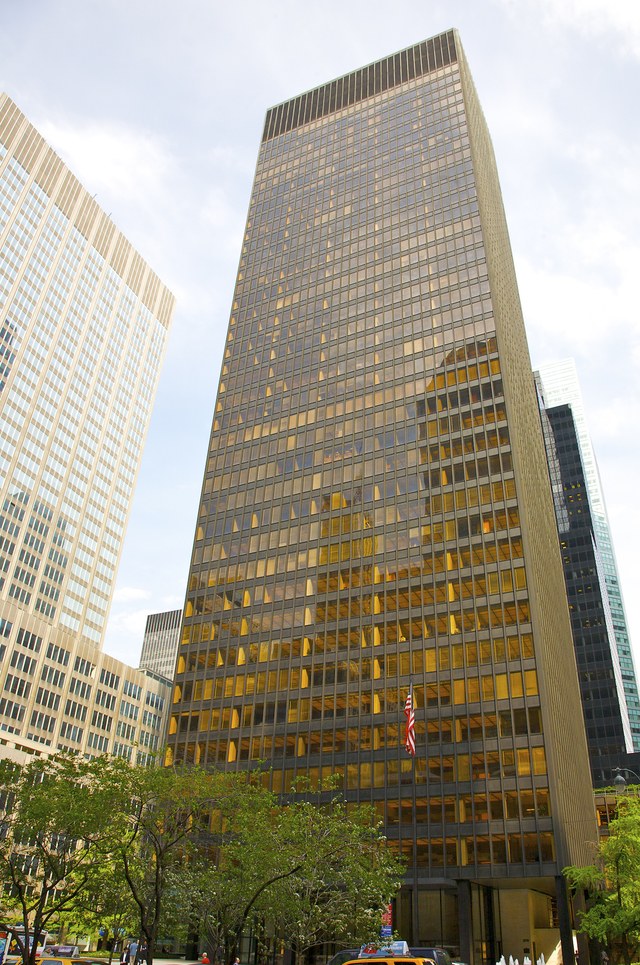 Được thiết kế bởi Mies van der Rohe và Philip Johnson, Tòa nhà Seagram mang tính biểu tượng của New York được hoàn thành vào năm 1958. Tòa nhà, trụ sở của nhà máy chưng cất Canada Joseph E. Seagram & Sons đã trở thành mô hình cho các thiết kế tòa nhà chọc trời của các công trình sau đó. Được biết, trong quá trình thiết kế công trình này, Mies rất kiên định về tính đồng nhất của thiết kế, ông thậm chí không muốn những chiếc rèm được đặt bất thường làm hỏng tính thẩm mỹ.