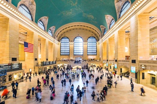 Grand Central Terminal được khai trương lần đầu tiên vào năm 1891. Công trình theo phong cách Beaux Arts này có mái vòm trong sảnh chờ chính mang tới 2.500 ngôi sao. Bên ngoài nhà ga còn có những bức tượng nổi tiếng được hình thành ở Pháp nhưng hoàn thiện ở Queens.