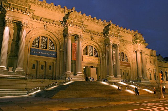 Bảo tàng nghệ thuật Metropolitan được thiết kế bởi kiến trúc sư đồng thời là người sáng lập Richard Morris Hunt. Bảo tàng chính thức mở cửa đón công chúng vào cuối năm 1902. Ngày nay, hàng chục ngàn tác phẩm nghệ thuật và đồ vật được trưng bày trong tòa nhà rộng 2 triệu foot vuông.