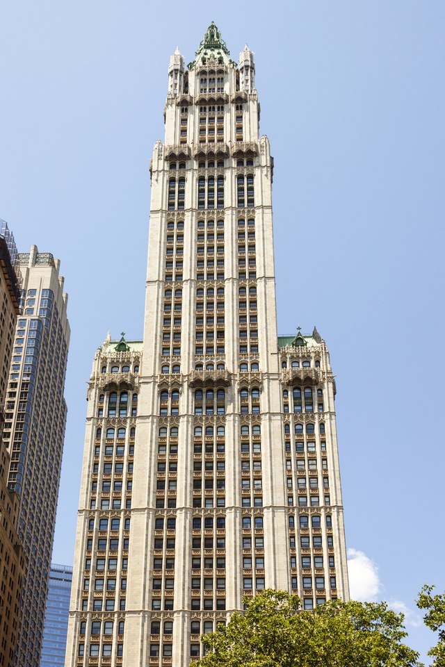 Khi tòa nhà Woolworth mở cửa vào năm 1913, nó đã cao hơn 792 feet so với tòa nhà cao nhất Manhattan, trở thành tòa nhà chọc trời cao nhất thế giới lúc bấy giờ. Được tài trợ bởi doanh nhân Frank Woolworth và được thiết kế bởi kiến trúc sư Cass Gilbert, tòa nhà tuyệt đẹp này được giữ danh hiệu đó trong gần hai thập kỷ.