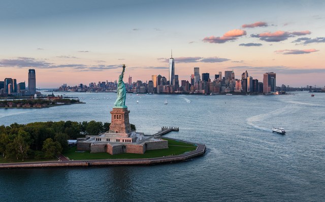Một món quà được Pháp tặng cho nước Mỹ, tượng Nữ thần Tự do được dựng lên ở mũi phía nam của Manhattan vào năm 1886. Tính từ mặt đất đến đỉnh của ngọn đuốc, Lady Liberty chỉ cao hơn 300 feet. Bức tượng có một vương miện gồm 7 tia nhọn, đại diện cho 7 biển và lục địa và một bảng ghi 