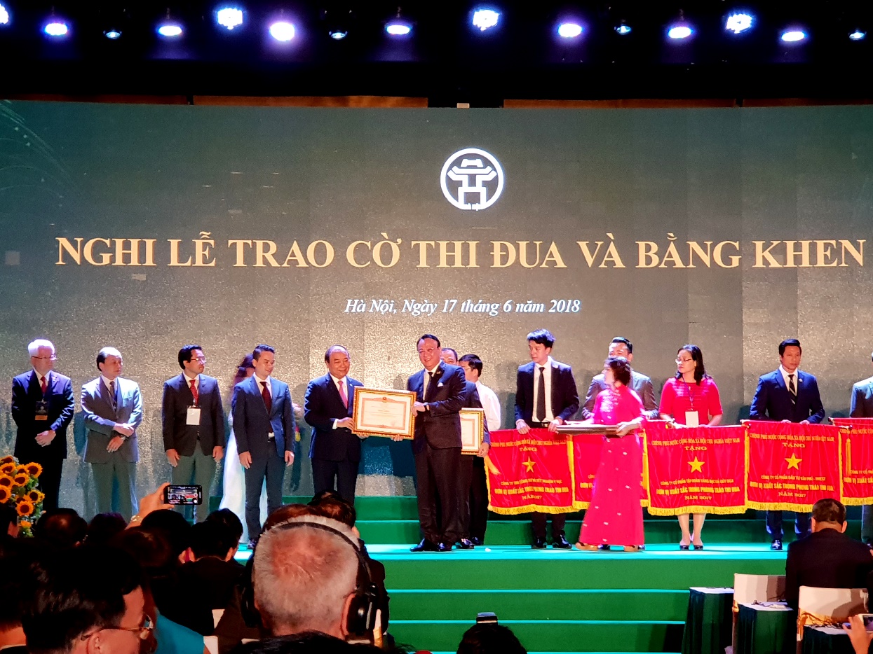 Chủ tịch - Tổng Giám đốc Tân Hoàng Minh: Đỗ Anh Dũng đón nhận bằng khen của Thủ tướng Chính phủ Nguyễn Xuân Phúc.