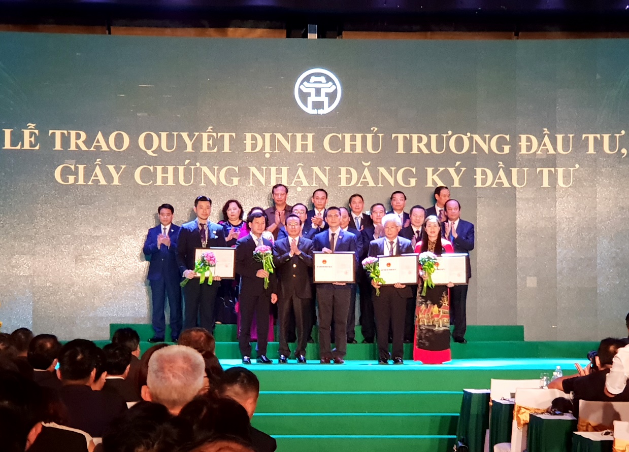 Ông Đỗ Hoàng Việt - Đại diện Tập đoàn (ngoài cùng bên trái) đón nhận Giấy chứng nhận đăng ký đầu tư dự án BT Hoàng Mai từ đại diện UBND Tp. Hà Nội