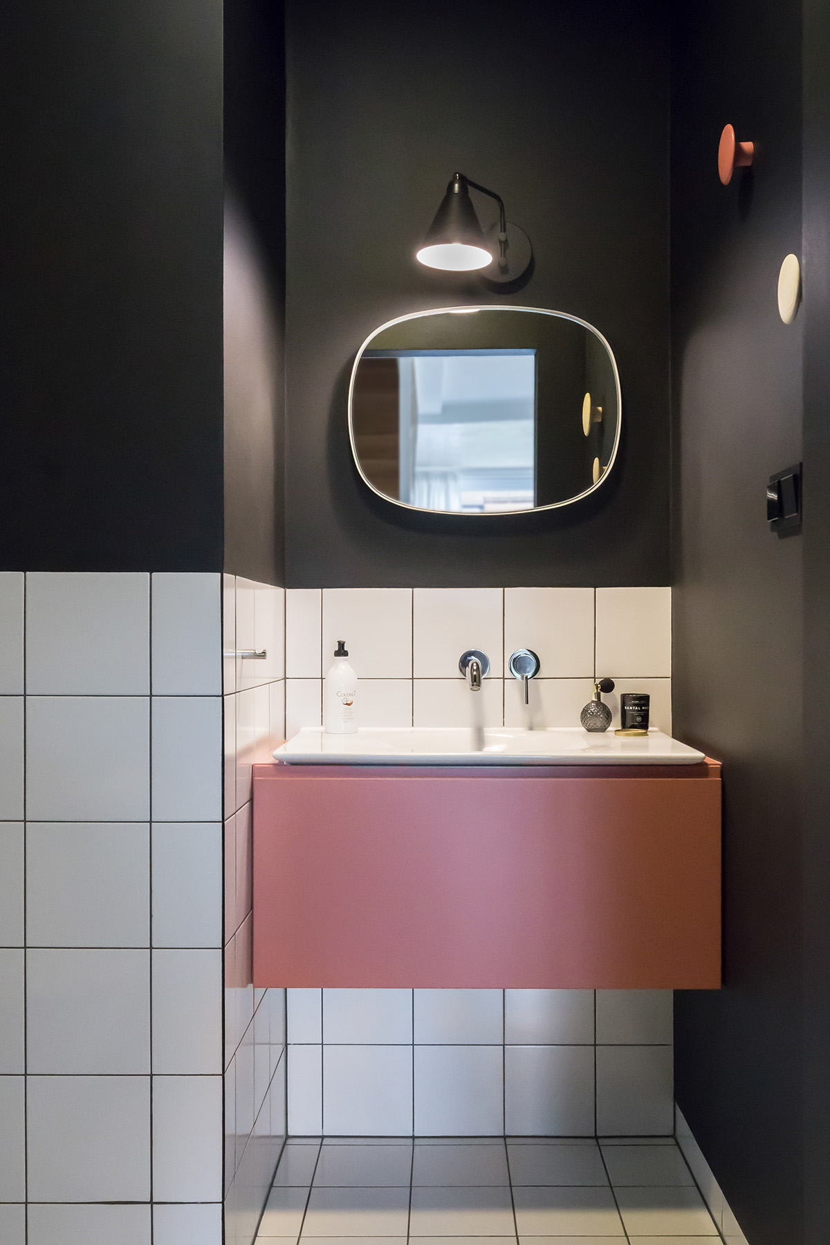 Phòng tắm thứ hai trong nhà được tạo điểm nhấn bằng tông màu hồng trong tổng thể đơn sắc.