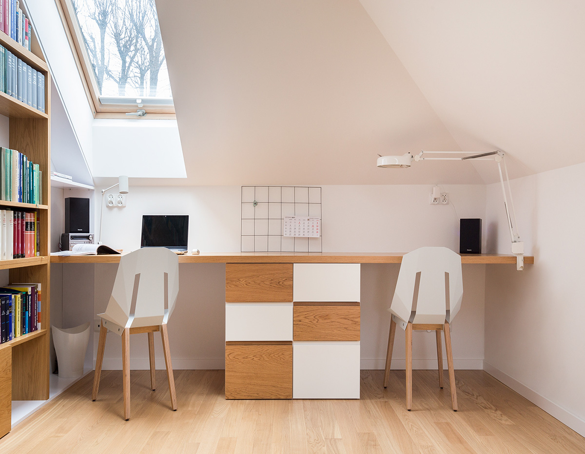 Phòng làm việc đôi đang trở thành tiêu chuẩn trong các ngôi nhà hiện đại. Không gian này tạo ra một chút cá tính bằng cách tráo đổi màu sắc các ngăn kéo theo kiểu bàn cờ vua.