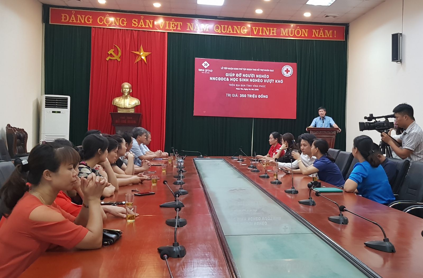 Ông Lê Văn Tân - Phó Chủ tịch UBND TP Phúc Yên ghi nhận sự hỗ trợ của Tập đoàn TMS với sứ mệnh chung tay vì người nghèo