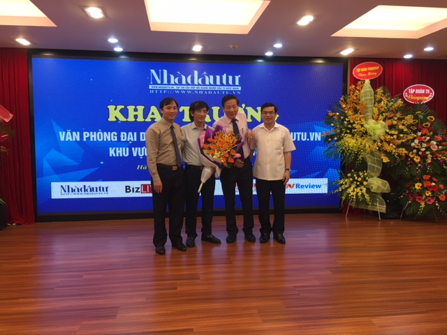 Lanh đạo tỉnh và Trưởng Ban Tuyên giáo tỉnh ủy Hà Tĩnh tặng hoa chúc mừng Trưởng Văn phòng đại diện