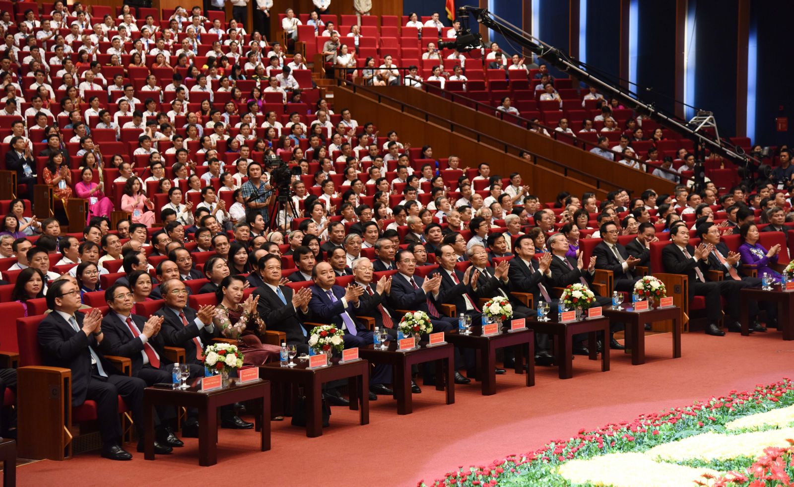 Các đồng chí lãnh đạo, nguyên lãnh đạo Đảng, Nhà nước tại lễ kỷ niệm. Ảnh: VGP