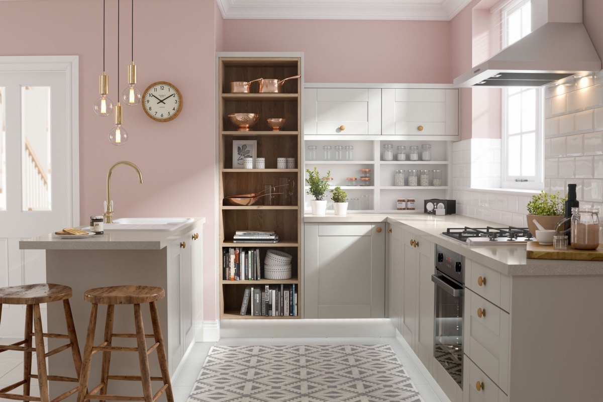 Với một căn bếp được sơn tường hồng, các thiết bị bếp và đồ nội thất nhấn nhá sắc vàng kim loại cũng giúp tạo nên sự ấm áp và sang trọng. Đèn vàng và phụ kiện nhà bếp bằng đồng trông lấp lánh và lộng lẫy với màu hồng đỏ.