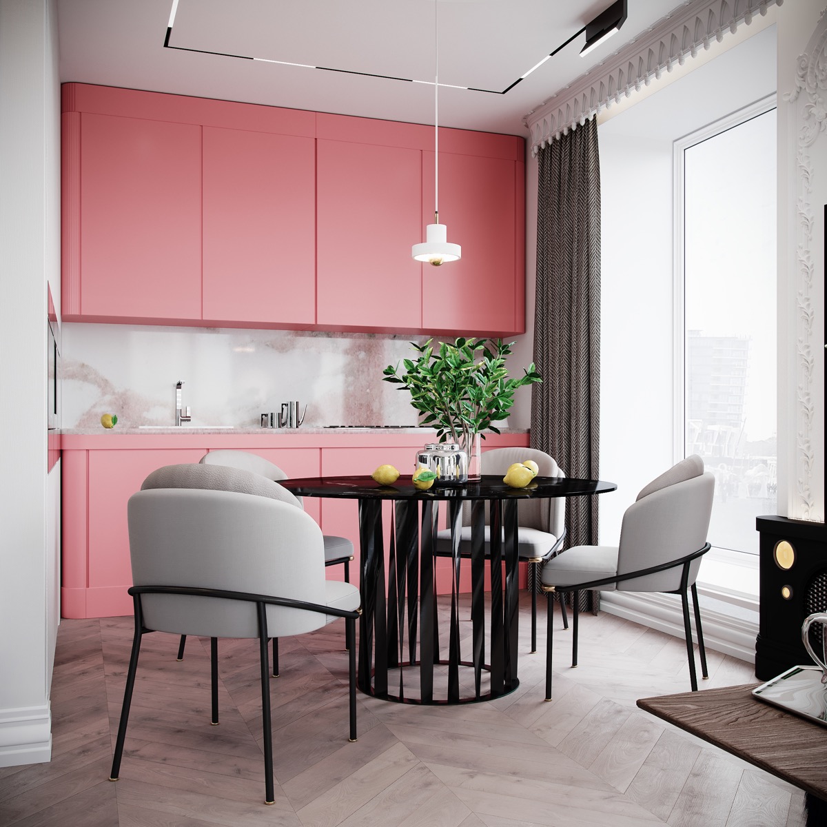 Chiếc tủ bếp với sắc hồng rực rỡ trong gian bếp này có thể khiến nhiều người choáng ngợp. Tuy nhiên màu sắc tổng thể đã được cân bằng nhờ sàn nhà gỗ, chiếc bàn ăn màu đen và bộ ghế màu ghi xám.
